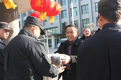 領導春節(jié)慰問保安隊員